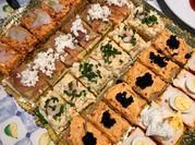 Una foto de canapé de salmón y queso crema