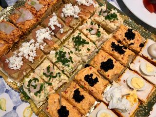 Surtido de canapés con pan de molde