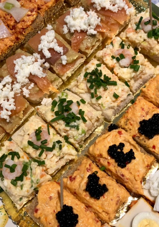 Una foto de Surtido de canapés con pan de molde