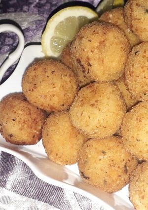 صورة لوصفة كراة الأرز المقرمشة بالجبن