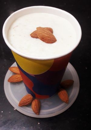 બદામ શેક (Badam Shake Recipe In Gujarati) રેસીપી મુખ્ય ફોટો