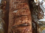 Una foto de lomo de cerdo con salsa barbacoa