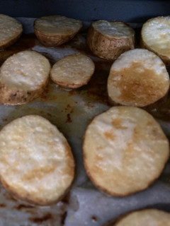 Una foto de Papas al horno de ajo y mantequilla