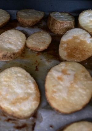 Una foto de Papas al horno de ajo y mantequilla