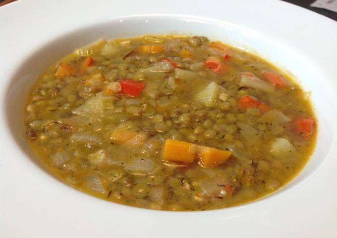 Sopa De Lentejas Y Verduras, Un Clásico De Las Recetas Menos Costosas