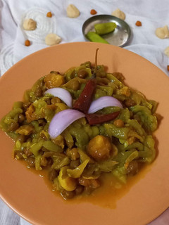 गिलकी (नेनुआ), चना और बरी की सब्जी (Gilki {Nenua}, Chana & Bari ki sabji ki recipe in hindi) रेसिपी मुख्य फोटो