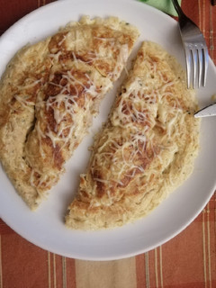 Una foto de Tortilla de atún, cebolla y queso
