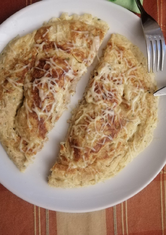 Una foto de Tortilla de atún, cebolla y queso