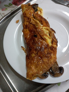 Una foto de Omelette de champiñones, cebolla y queso (optativo)