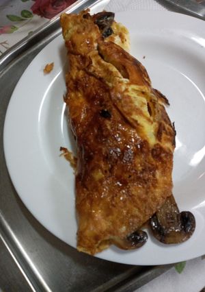 Una foto de Omelette de champiñones, cebolla y queso (optativo)