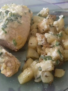 Una foto de Pechugas de pollo rellenas con salsa de verdeo y papas al horno