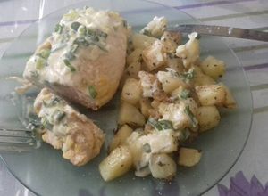 Una foto de Pechugas de pollo rellenas con salsa de verdeo y papas al horno