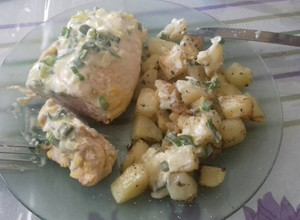 Una foto de Pechugas de pollo rellenas con salsa de verdeo y papas al horno