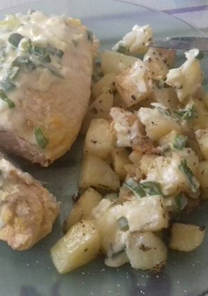 Una foto de Pechugas de pollo rellenas con salsa de verdeo y papas al horno