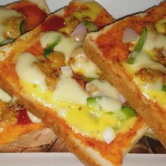 A picture of Bread pizza (chicken tikka).