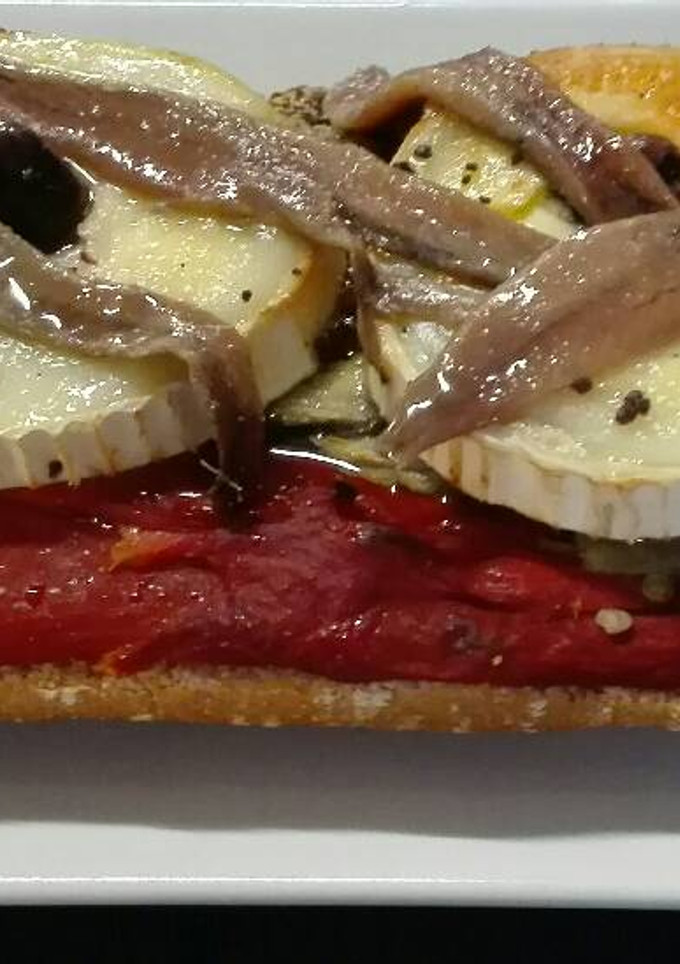 Una foto de Torrada de escalivada con queso de cabra y anchoas
