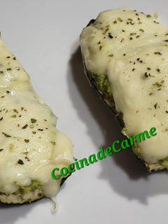 Una foto de Calabacín con aguacate y queso gratinado