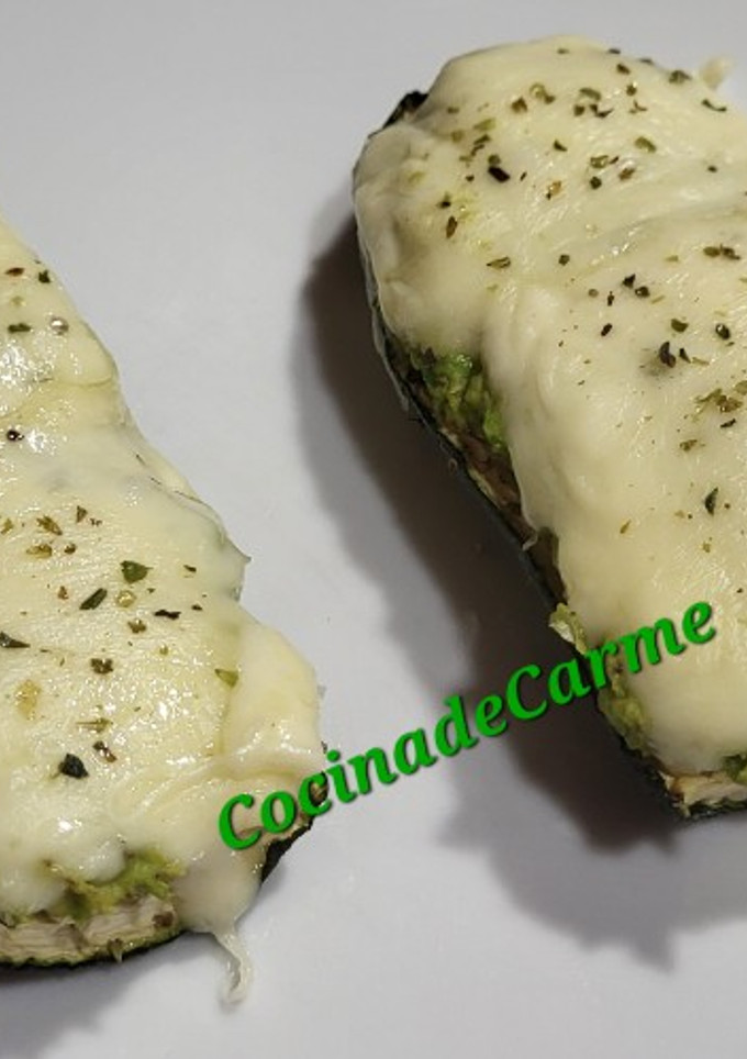 Una foto de Calabacín con aguacate y queso gratinado