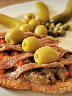 Una foto de Tostada de Escalivada con Anchoas
