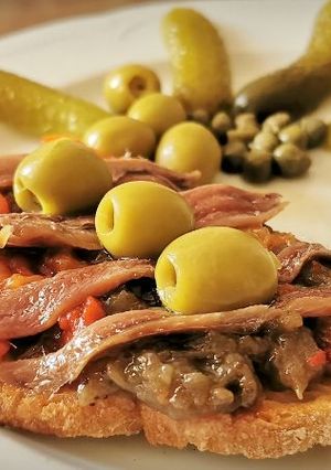 Una foto de Tostada de Escalivada con Anchoas
