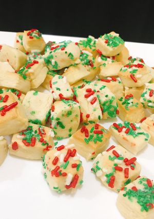 A picture of Christmas cookie bites.