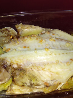 Una foto de Dorada al horno con patatas