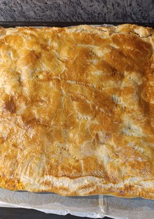 Una foto de Empanada de Hojaldre de Verduras con Atún y Huevo Duro
