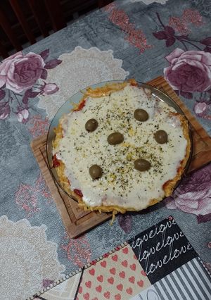 Una foto de Pizza de papa y atún en sartén