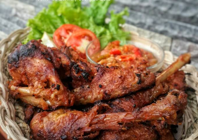 Wajib coba! Resep membuat Ayam Bakar Bumbu Rujak untuk Idul Adha dijamin gurih