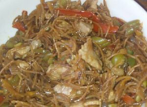 Una foto de Fideos fritos con carne de cerdo 🐷