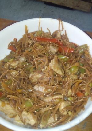 Una foto de Fideos fritos con carne de cerdo 🐷