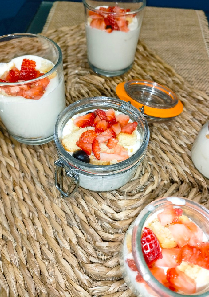 Una foto de Vasitos de mascarpone y fresas