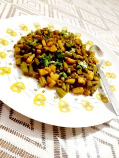 बीन्स आलू सब्जी (Beans aloo sabzi recipe in hindi) रेसिपी मुख्य फोटो