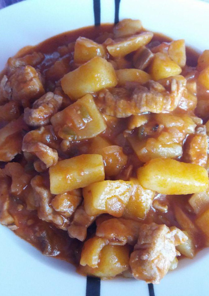 Una foto de Solomillo en salsa con patatas