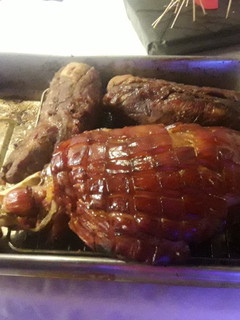 Una foto de Pernil y bondiolas