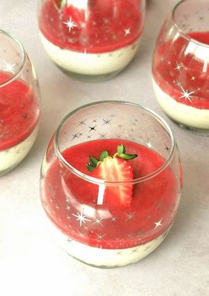 Une photo de Panna Cotta à la fraise