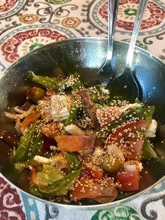 Una foto de Ensalada de salmón y anchoas