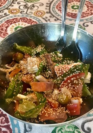 Una foto de Ensalada de salmón y anchoas