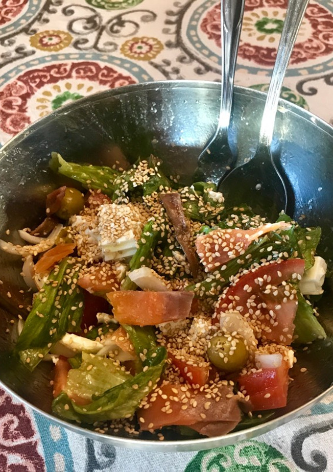 Una foto de Ensalada de salmón y anchoas