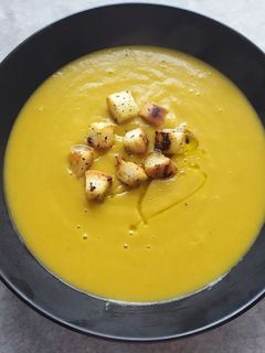 Una foto de Crema de verduras con picatostes caseros