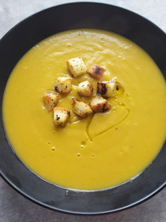 Una foto de Crema de verduras con picatostes caseros