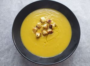Foto principal de Crema de verduras con picatostes caseros