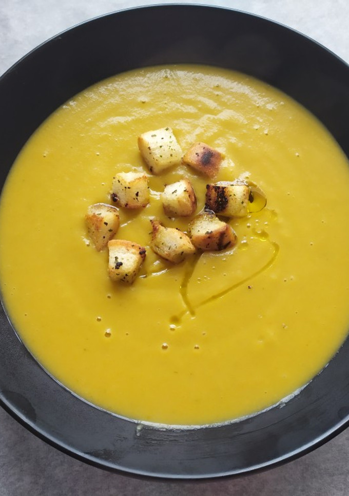 Una foto de Crema de verduras con picatostes caseros