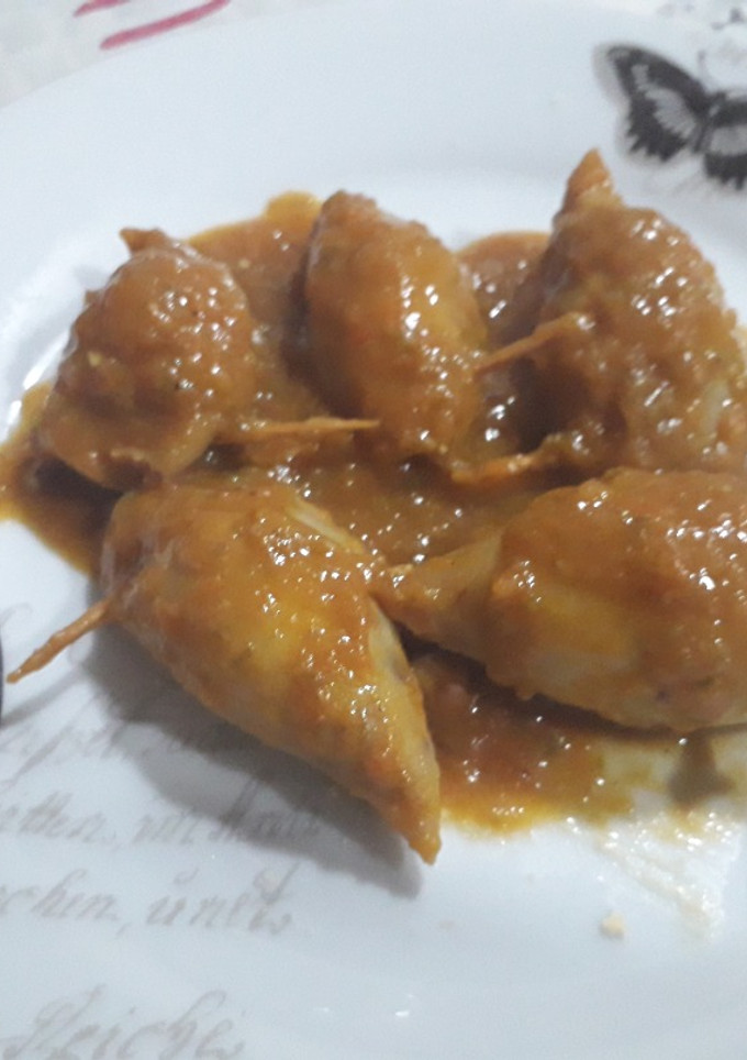 Una foto de Chipirones rellenos en salsa