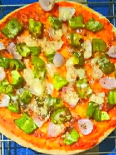 होम मेड पिज़्ज़ा (Home made pizza recipe in hindi) रेसिपी मुख्य फोटो