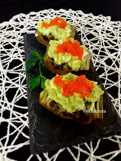 Una foto de Alcachofas rellenas de aguacate con huevas de salmón