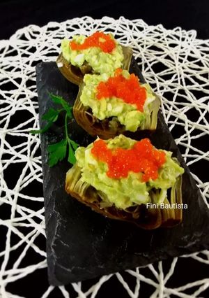 Una foto de Alcachofas rellenas de aguacate con huevas de salmón