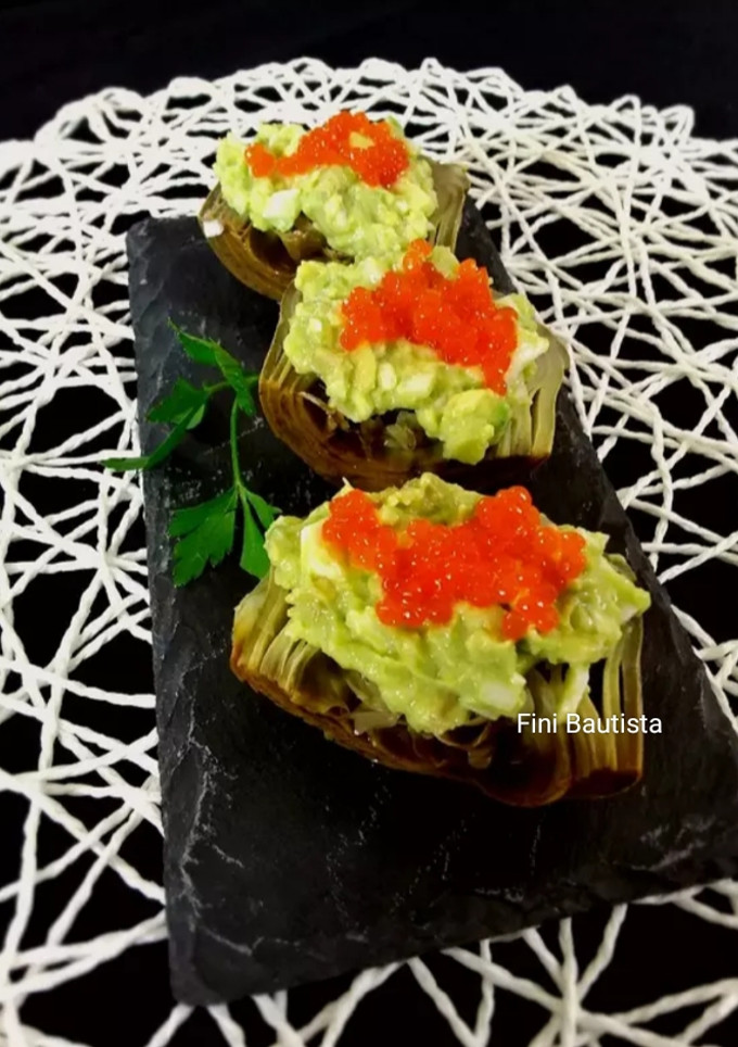 Una foto de Alcachofas rellenas de aguacate con huevas de salmón