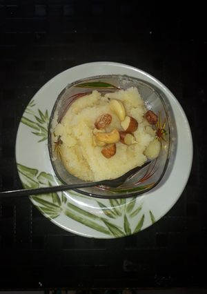 A picture of Sweet semonila/ suji Halwa.