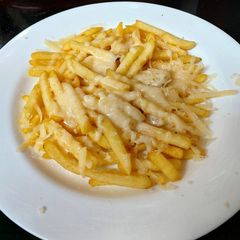 A picture of My Parmesan melted Cheese over French fries 😘.